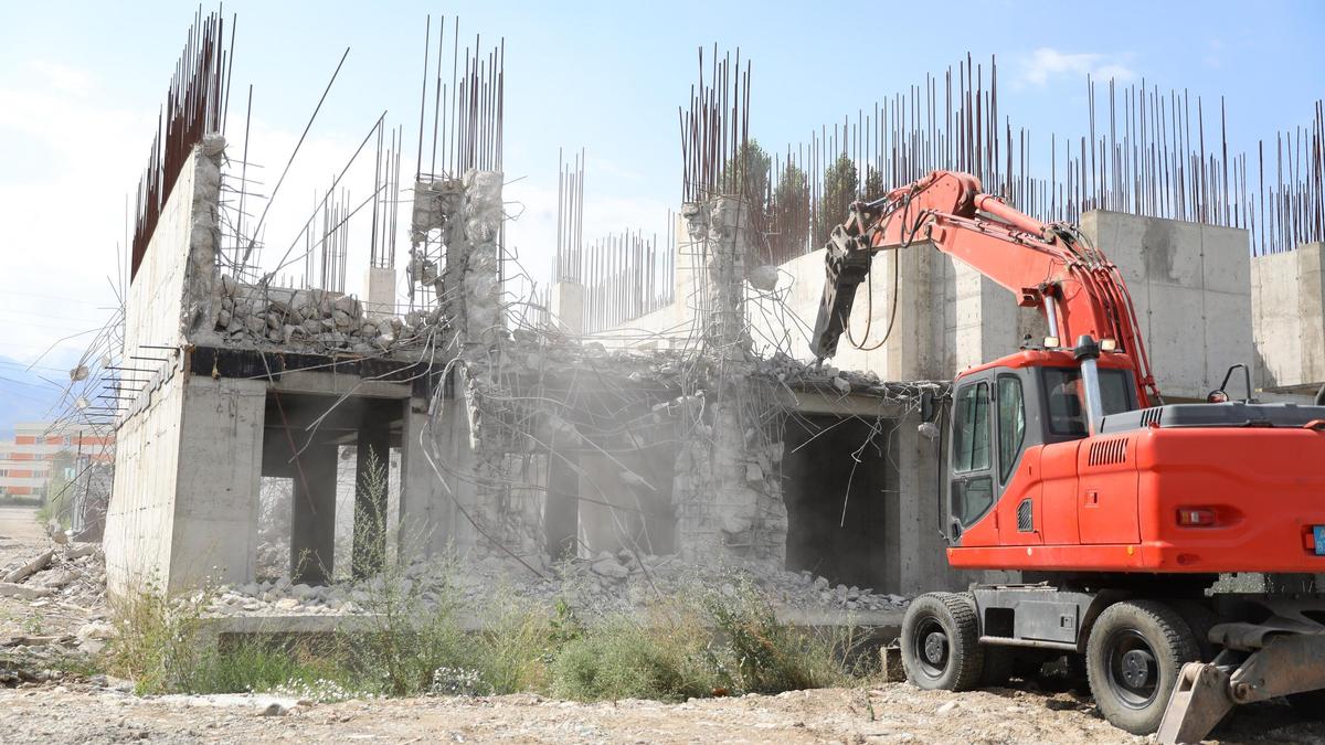 Два недостроенных высотных здания в Алматы будут снесены за 1