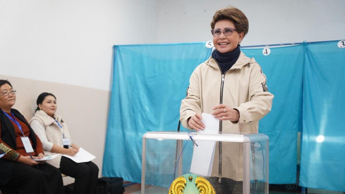 Роза Римбаева появилась в избирательном месте Алмати.