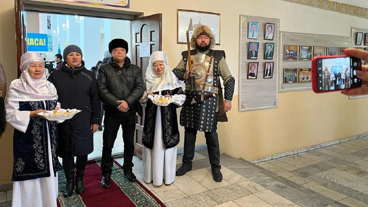 У избирательного участка в Семее граждан встречали батыры-гиганты.