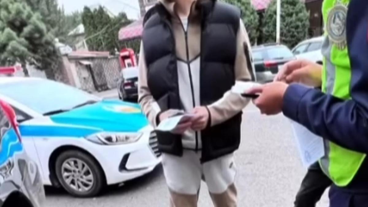 Российский блогер серьезно проигнорировал законы города Алмати о дорожном движении.