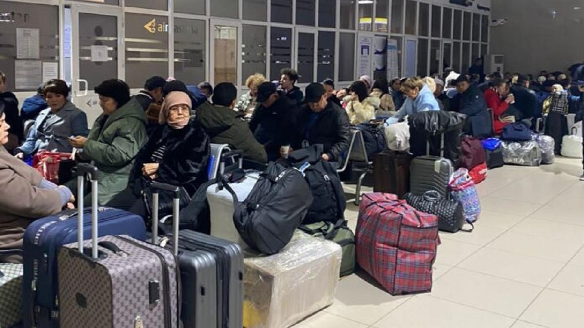 В аэропорту Shymkent более 700 человек все еще ждут.