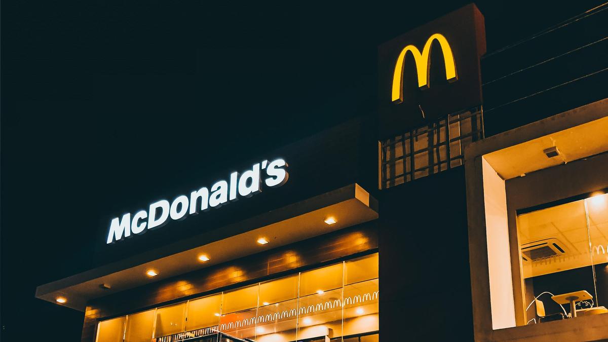 О приостановке деятельности McDonald's в Казахстане объявило министерство торговли.