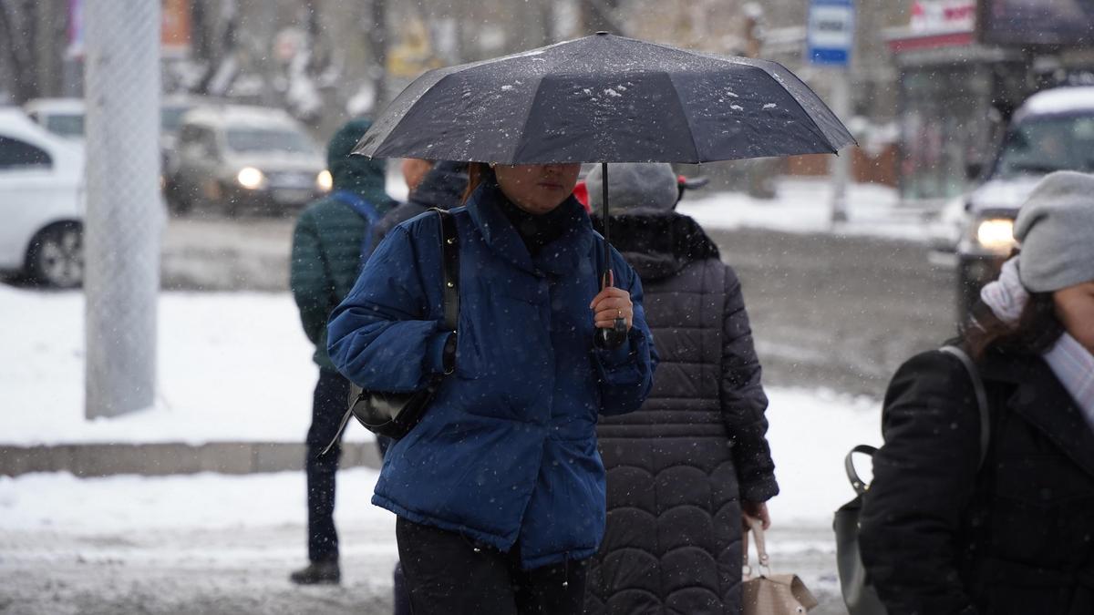 Снегопад и быстрый ветер предсказываются для Казахстана.