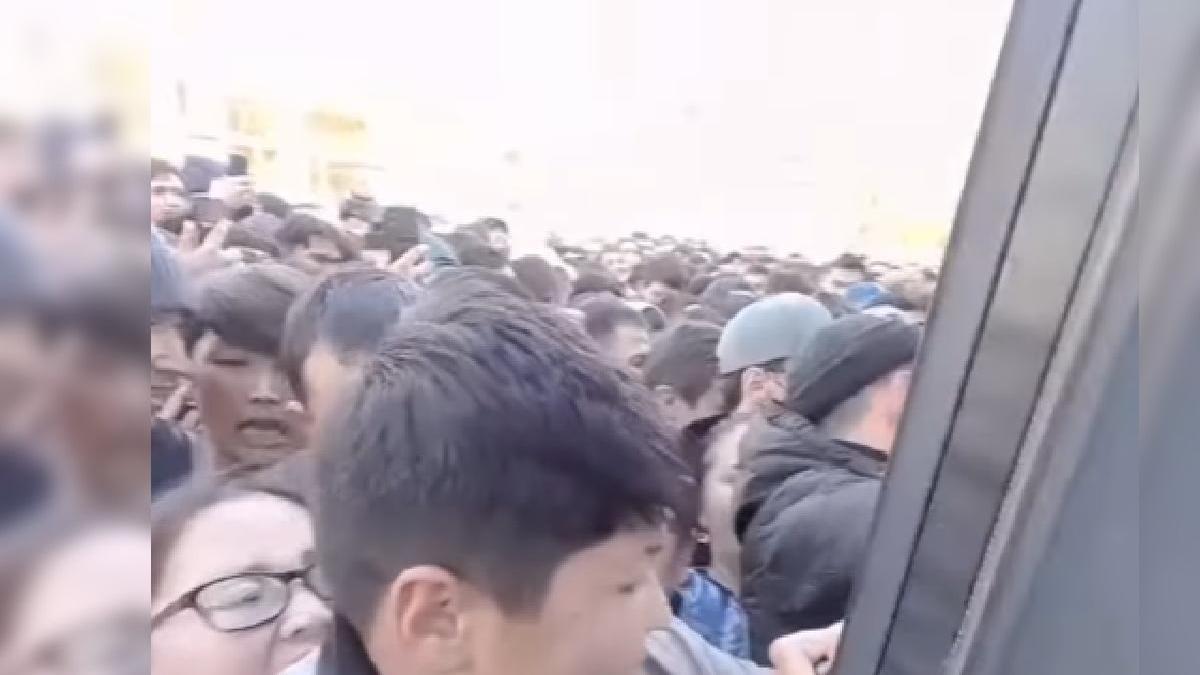 В Шымкенте шумная давка возле торгового центра попала на видео.