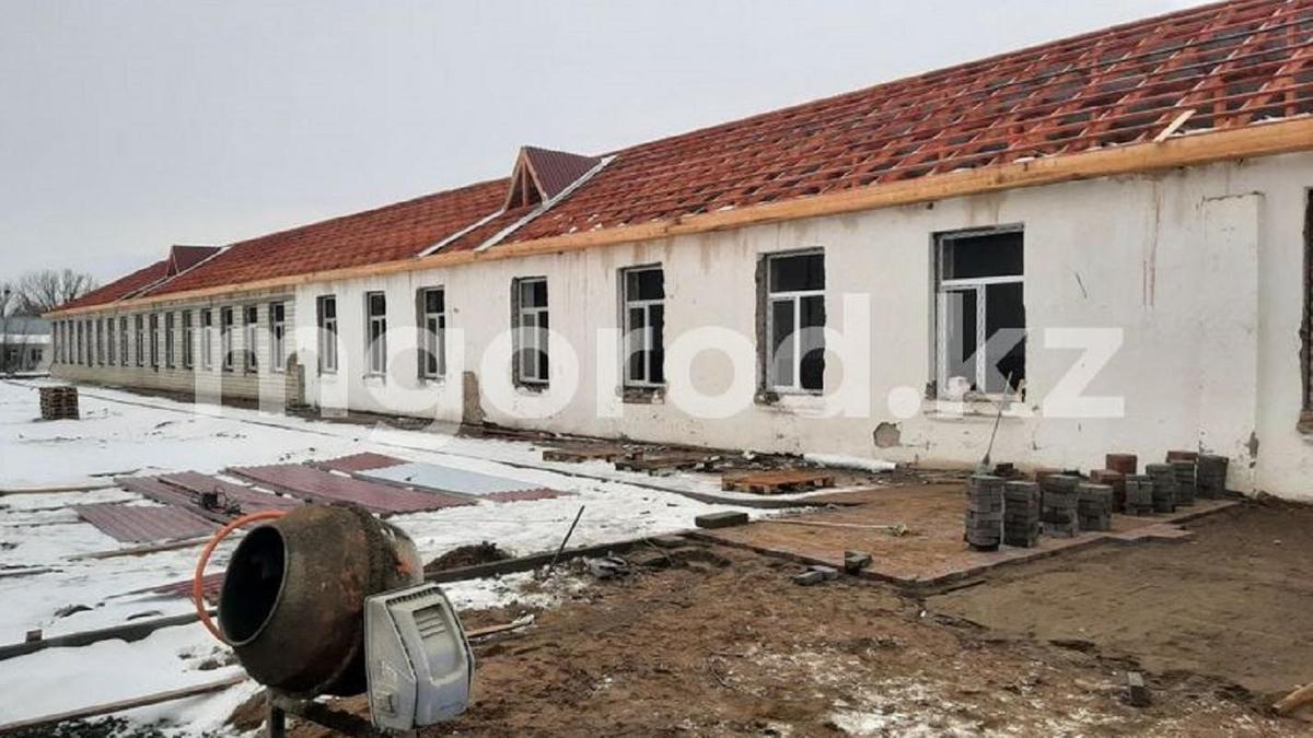Подрядчик не смог закончить ремонт школы в деревне ЗКО. Занятия проходят в здании акимата Удмуртии.
