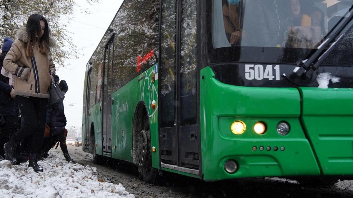 Жителей Астаны предупредили о задержках автобусов до 45 минут