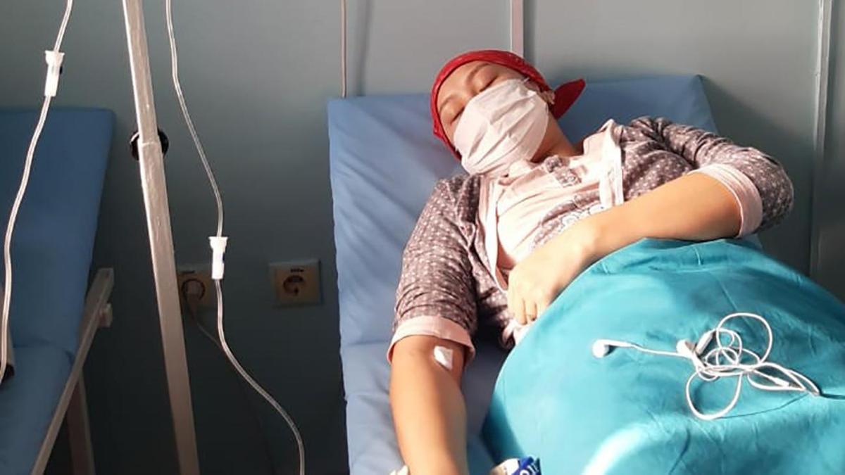 22-летняя алматинка просит помощи у врачей в борьбе с лейкемией