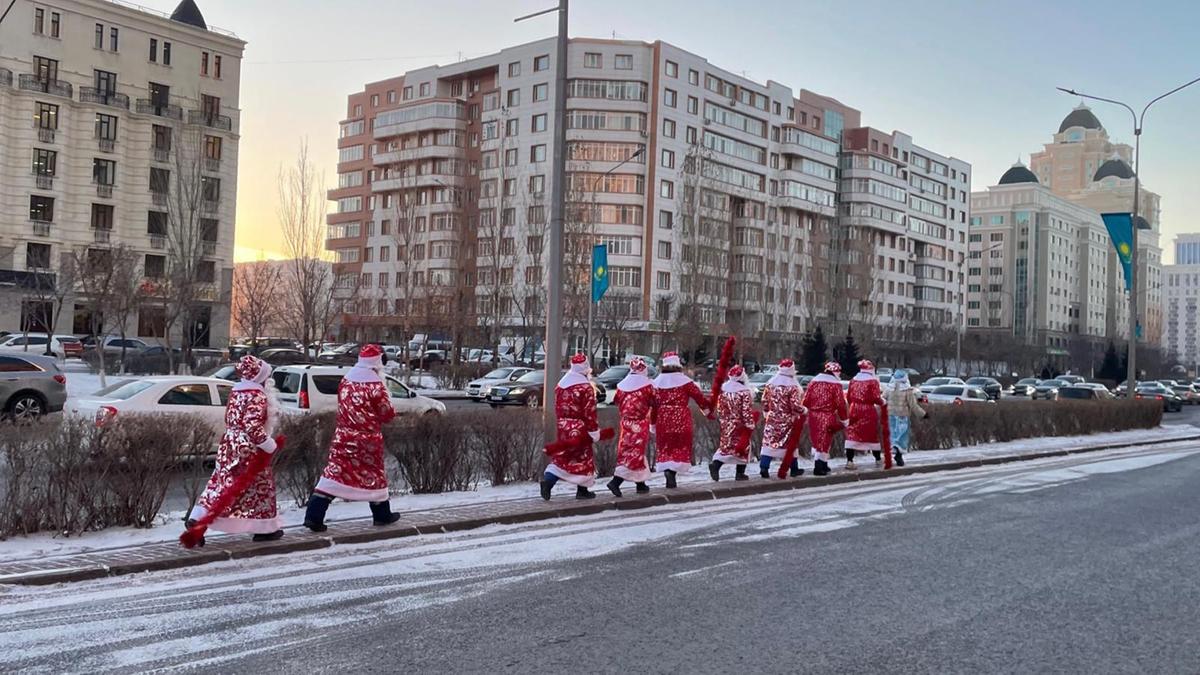 « Банда Дедов Морозов или Такси-3»: в Астане прошел необычный новогодний флешмоб