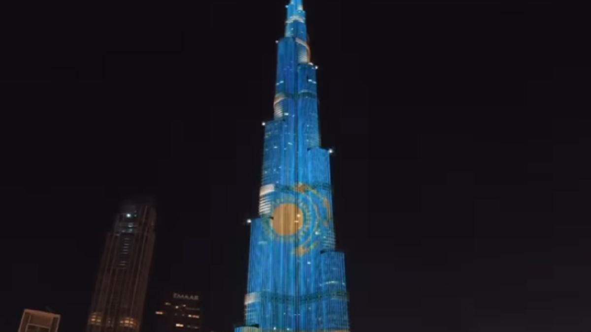 Казахстанский флаг вновь украшает самый высокий небоскреб мира (видео)