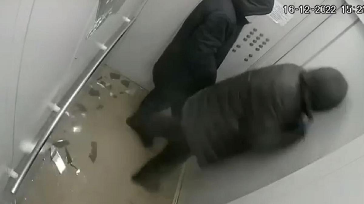 Странное поведение жителя Павлодара в лифте сняли на видео.