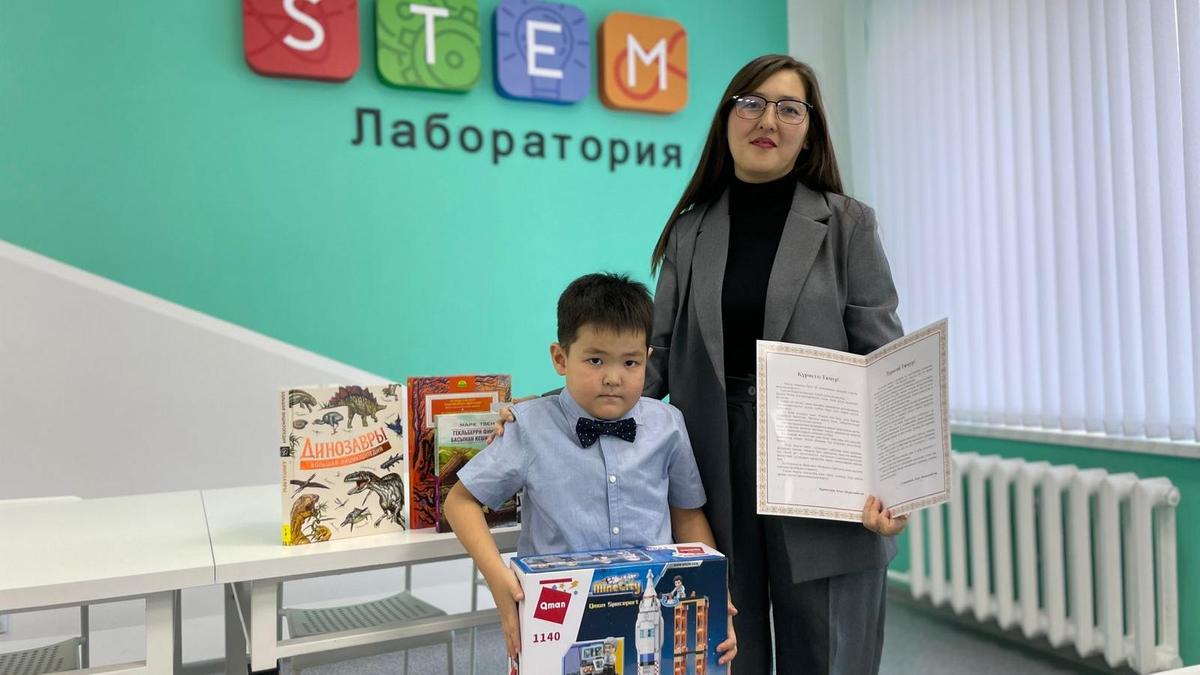 Первый класс из WKO подбадривал Интернет и получил подарок от министра образования Казахстана.