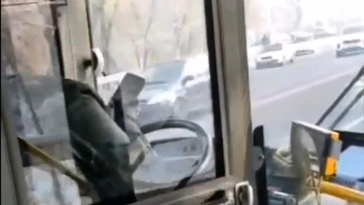 Водитель автобуса с помощью смартфона за рулем прокомментировал видео в Алматы