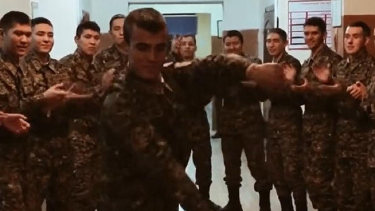 Видео с танцующим солдатом стало вирусным на Казнете