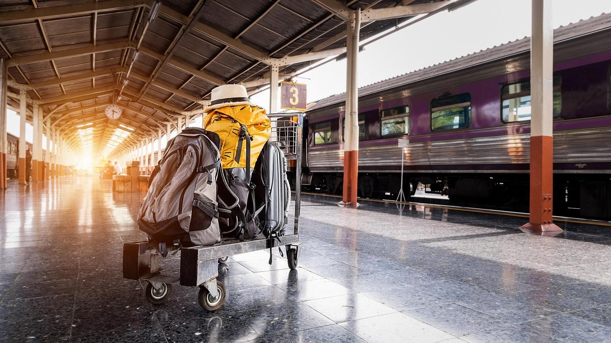 Россиянин оставил рюкзак с ноутбуками и 6000 долларов на вокзале Астаны