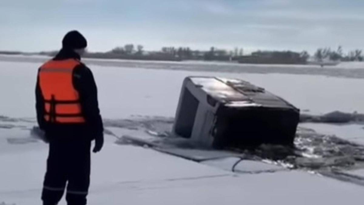 Автомобиль провалился под лед на Капчагайском водохранилище