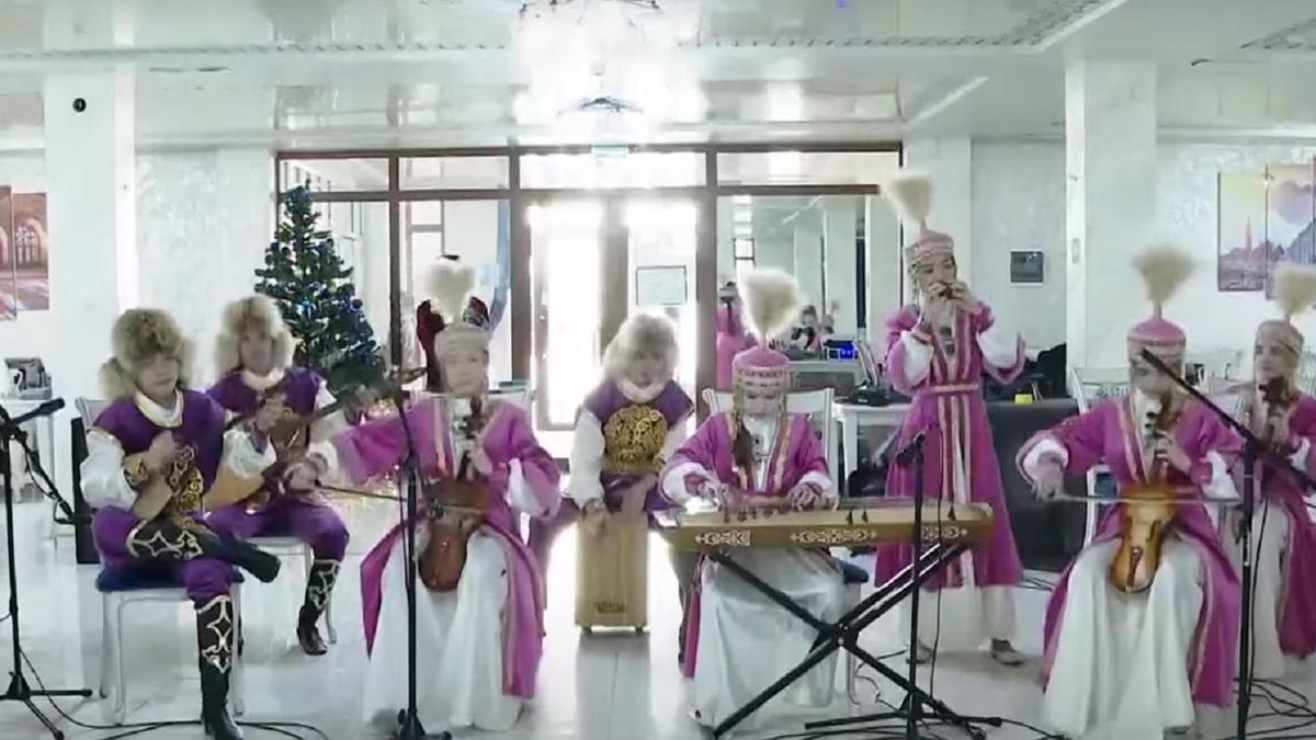 Музыканты из Актюбинской области усыновили 18 детей