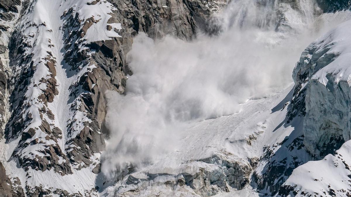Спасатели призывают алматинцев к осторожности во время схода лавин