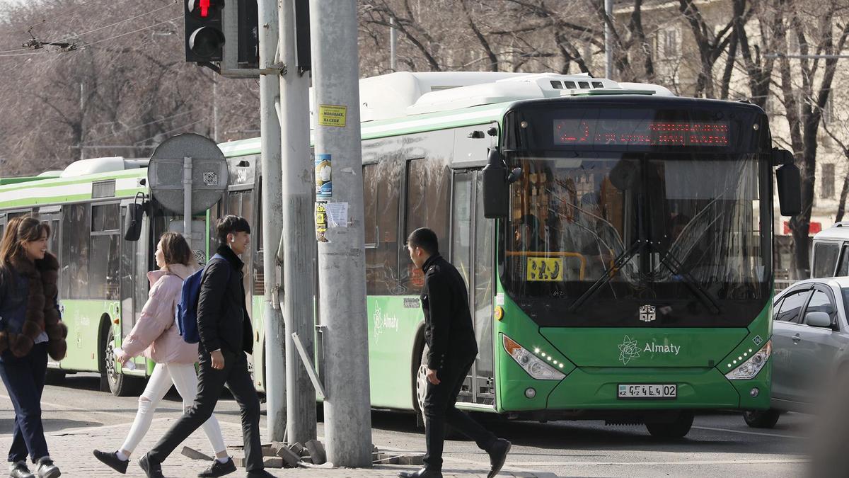 Досаев приказал выделить полосу для автобусов на новом участке улицы Абая в Алматы