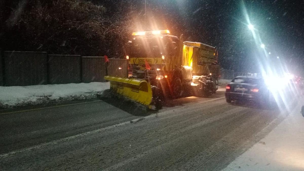 Алматинские коммунальщики очищают город от снега