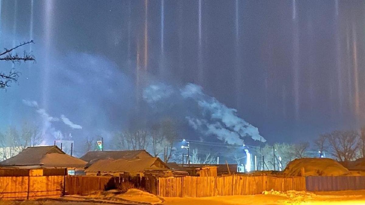Загадочные столбы в небе Павлодарской области удивили местных жителей