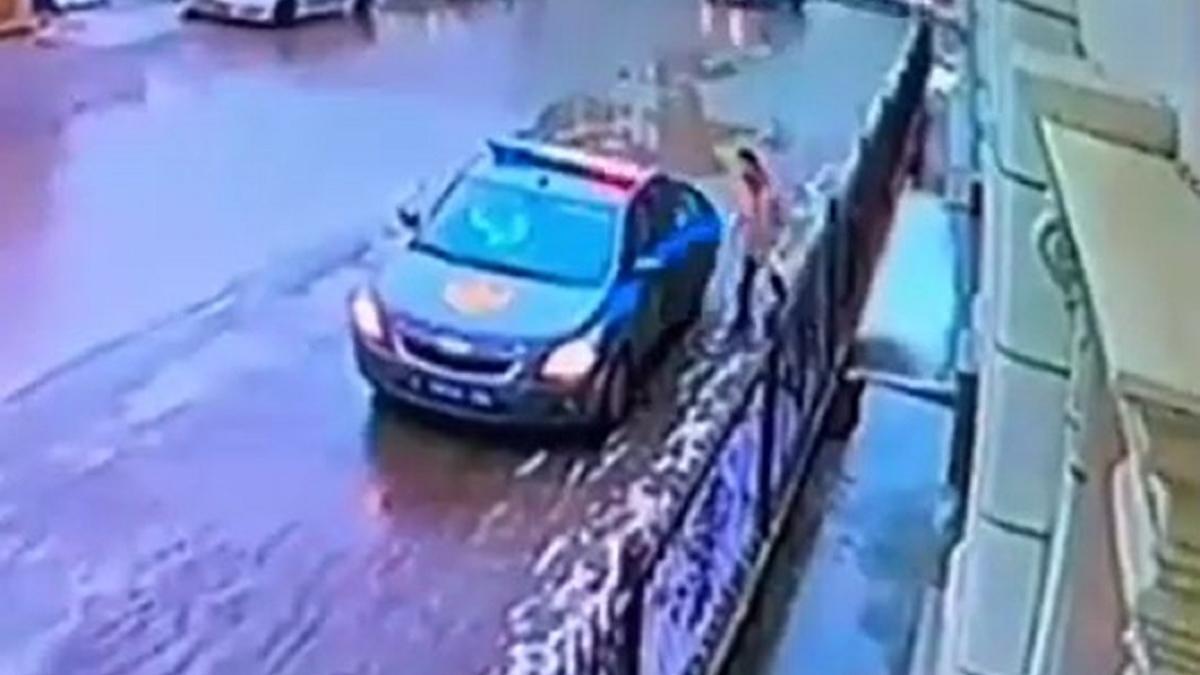 Полиция Атырау увольняется после скандального видео с задержанием водителя.