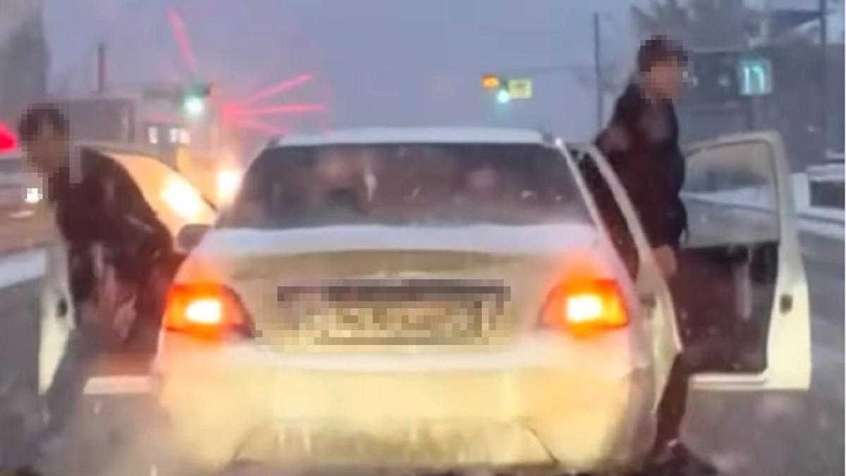 Трое парней хотели затеять драку с женщиной на дороге в Алматы