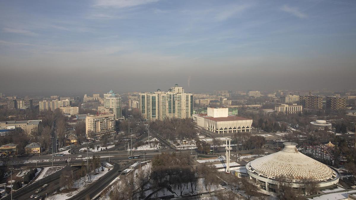 В Алматы предложили пробить дыру в жилых домах для борьбы со смогом