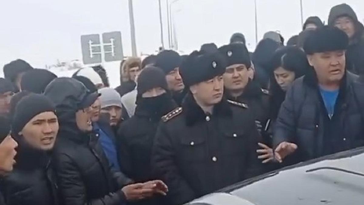 В Карагандинской области засняли наезд на автомобилистов после закрытия трассы