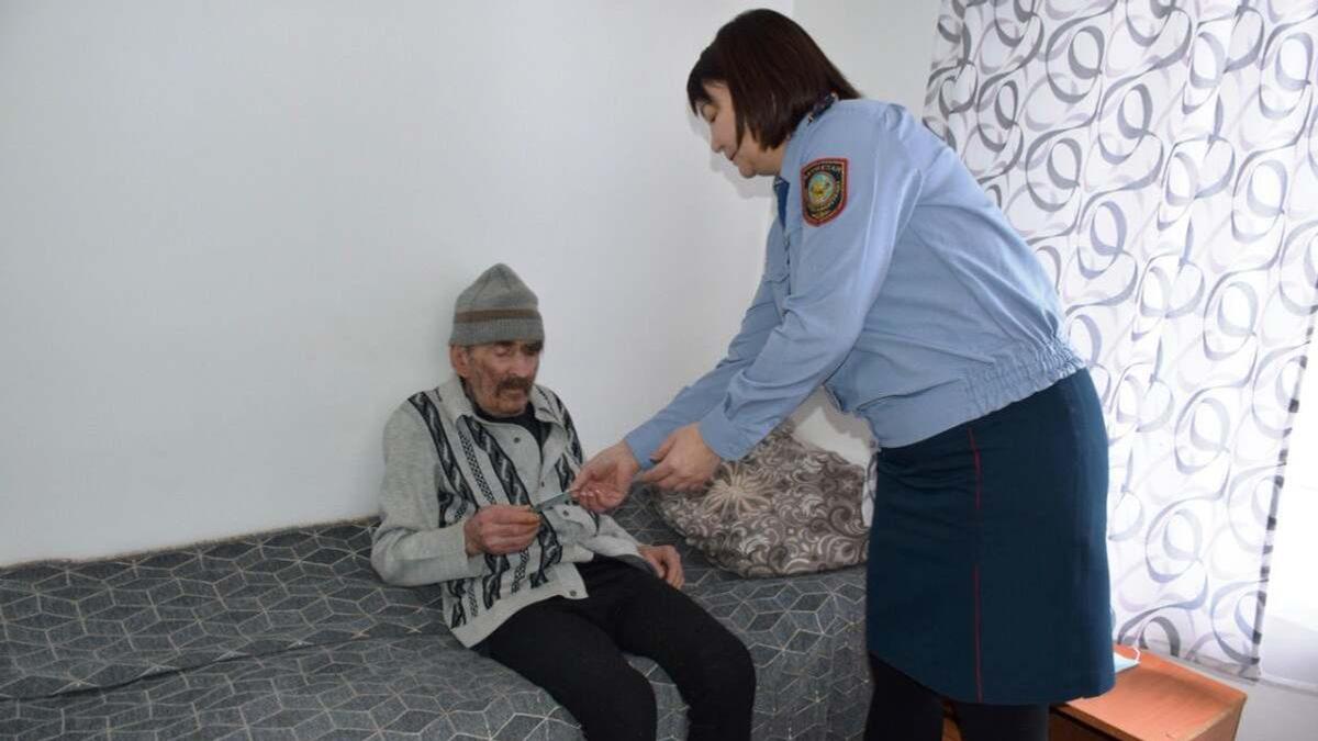 Китаец официально стал гражданином Казахстана в 74 года