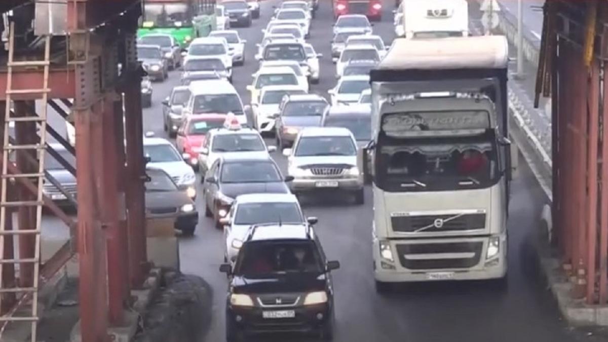 Жители Алматы жалуются на пробки за километры (видео)