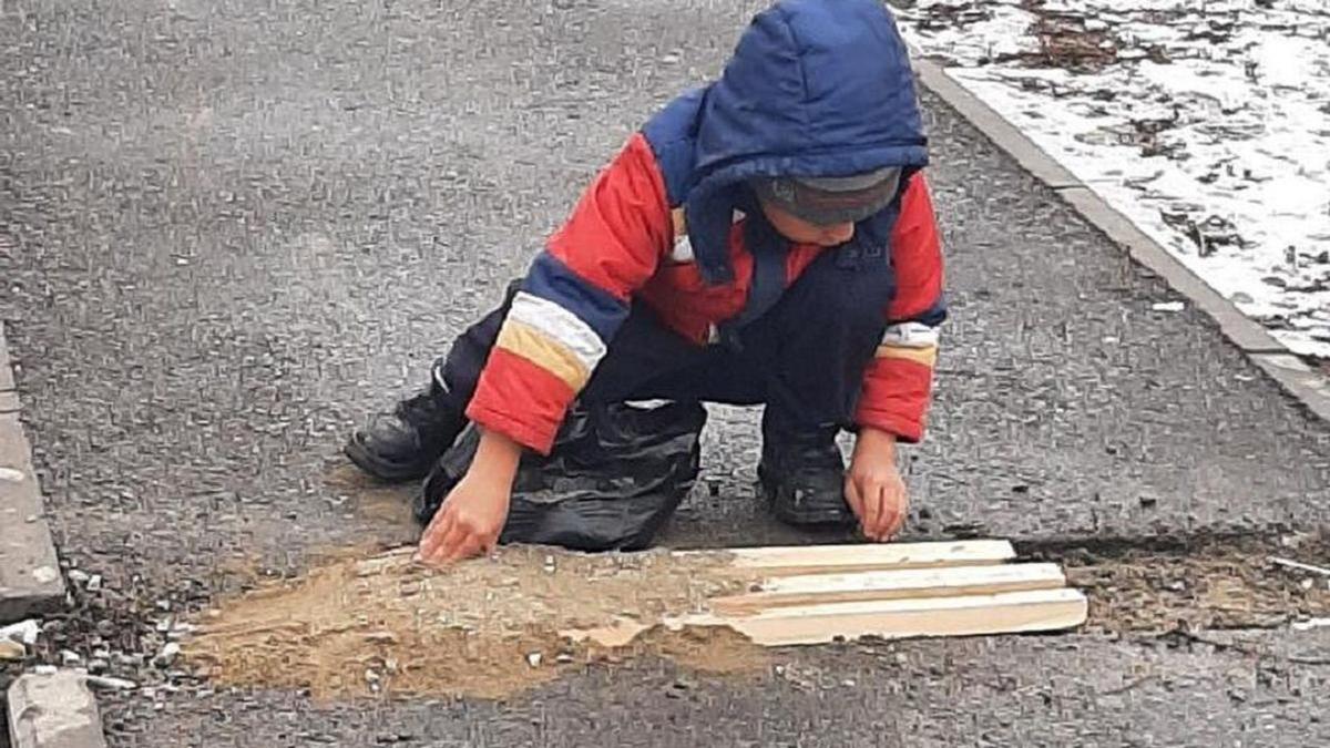 6-летний ребенок заделал яму на тротуаре в Талдыкоргане и поймал слесаря ​​