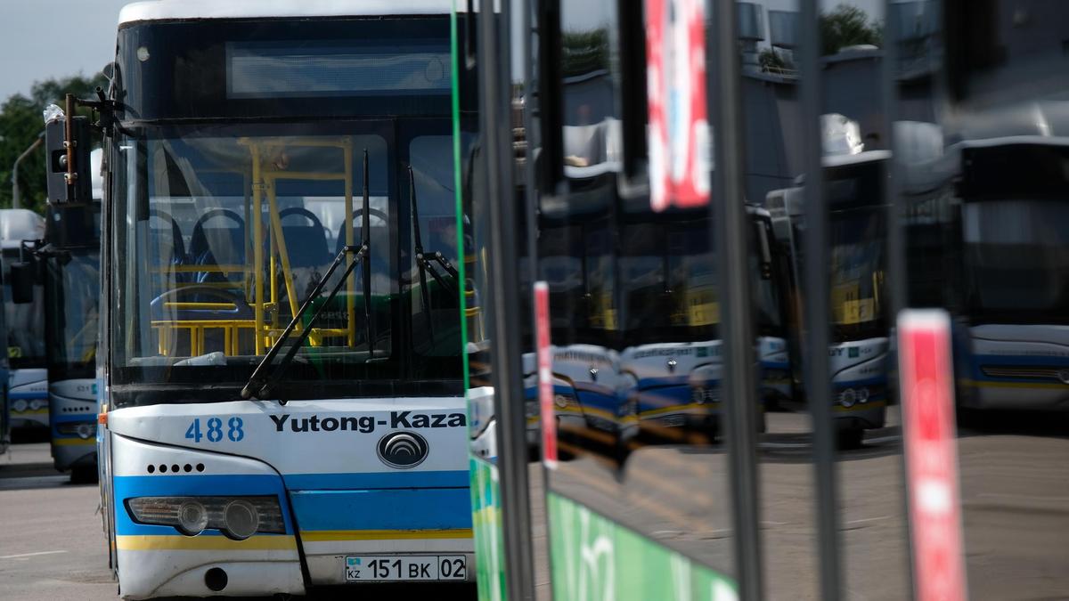Многие автобусные маршруты в Алматы будут изменены из-за стрельбы