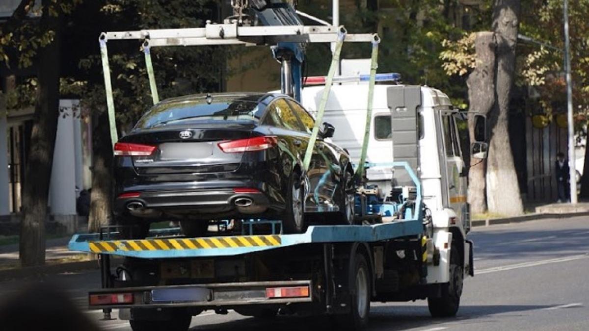 Казахстанка оштрафована за превышение скорости автомобиля на эвакуаторе