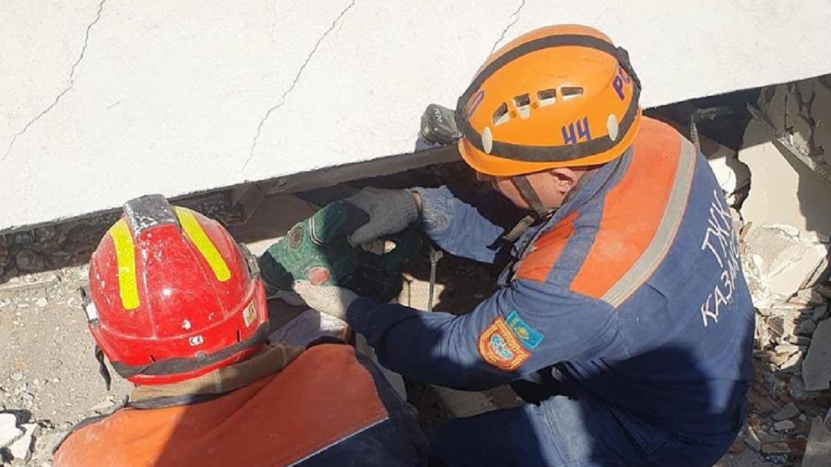 Казахстанские спасатели спасают семь человек из-под завалов в Турции
