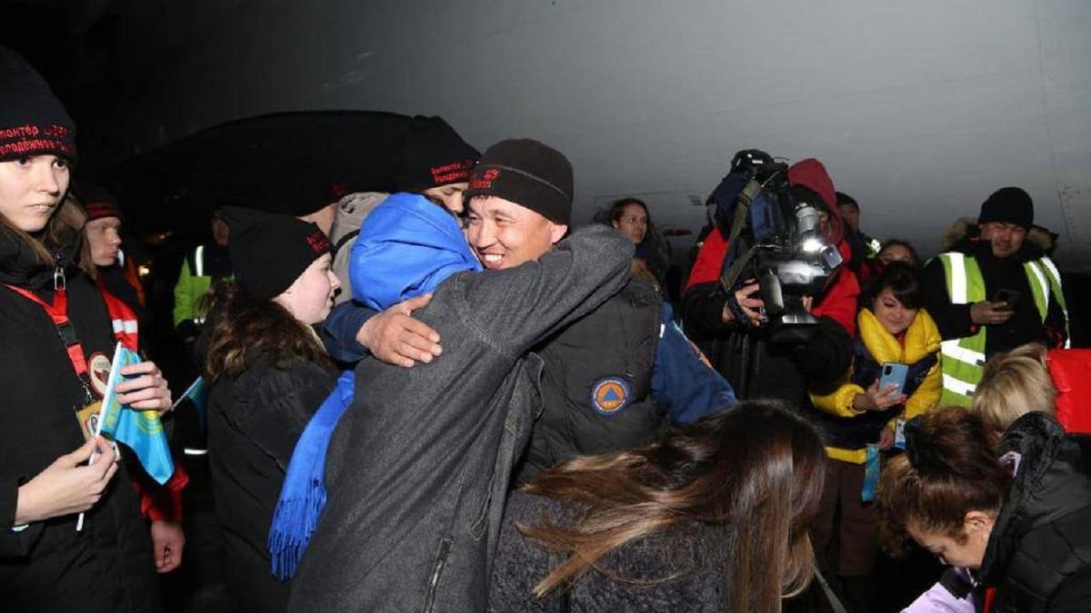 Возвращение первого частного борта казахстанских спасателей из Турции в Алматы (фото