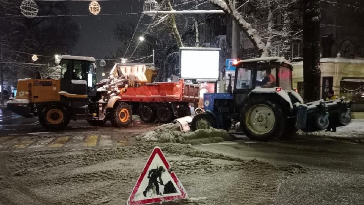 В Алматы выпал снег: как южная столица борется с последствиями непогоды (видео)