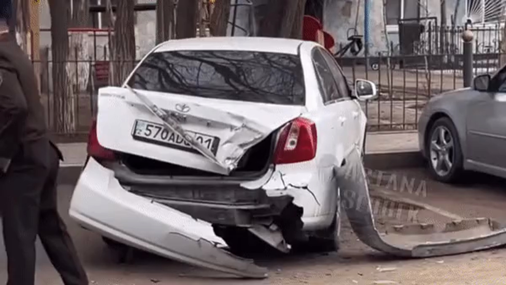 Шокирующее ДТП в Астане: КамАЗ врезался в 6 машин! Водитель найден!