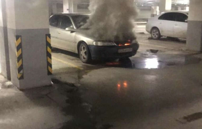 Шокирующий пожар в Астане: авто вспыхнуло на парковке 25-этажки!