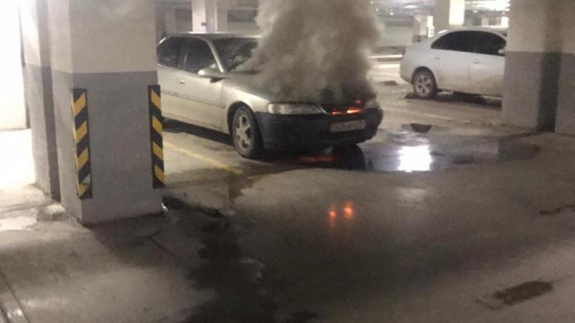 Шокирующий пожар в Астане: авто вспыхнуло на парковке 25-этажки!
