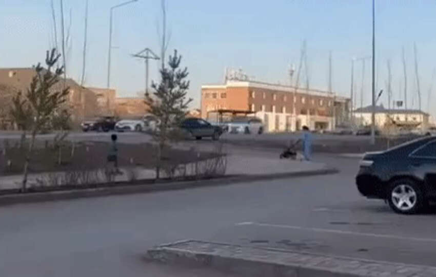 Шокирующий инцидент в Астане: девушку сбило колесо!