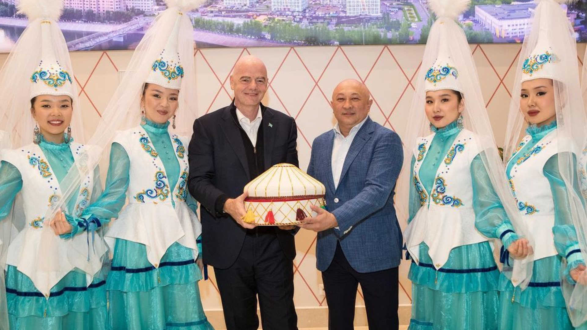 Шок! Визит президента ФИФА в Казахстан: секреты развития футбола!