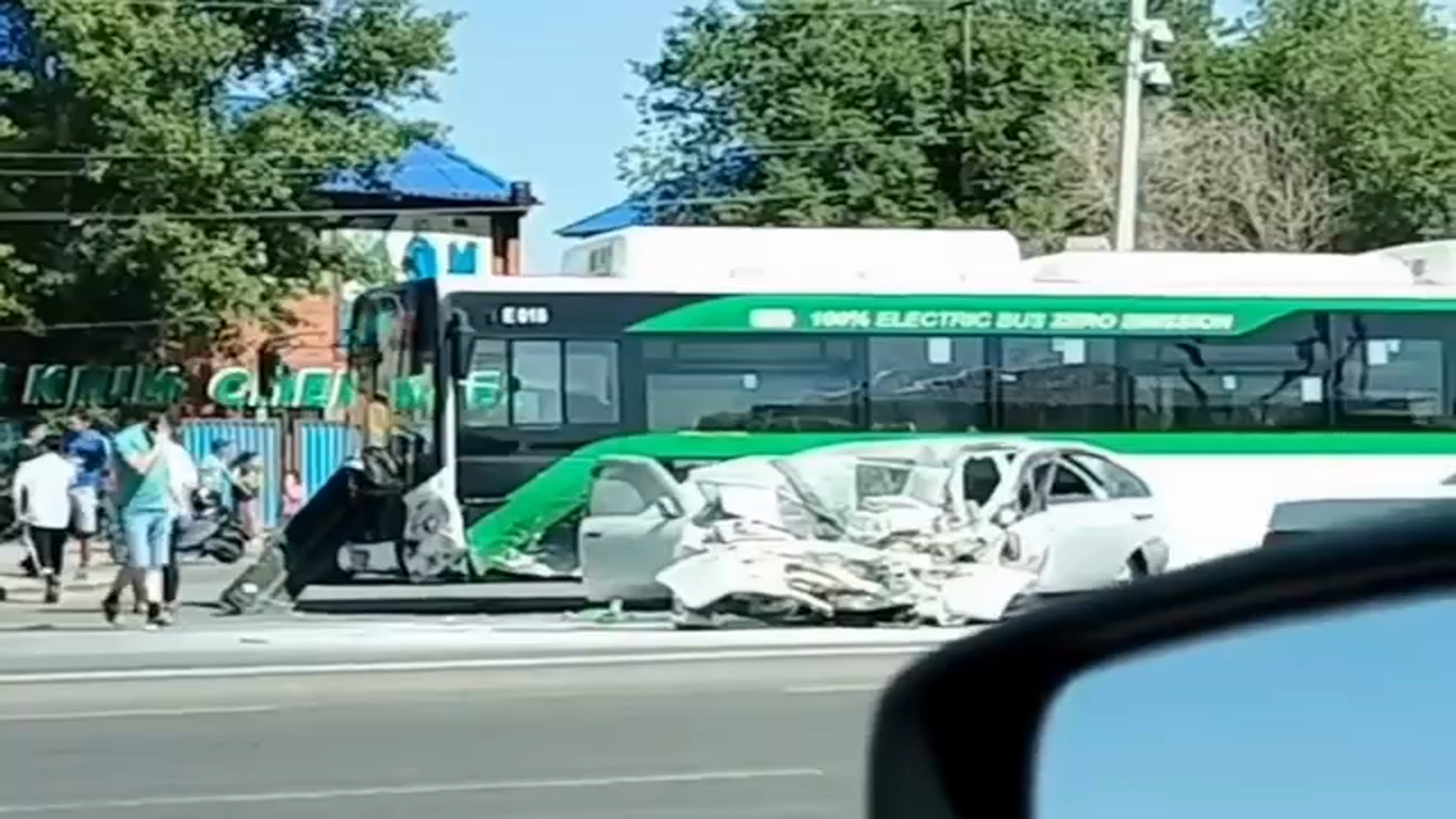 Шокирующее ДТП в Астане: авто врезалось в автобус! 04.06.2023