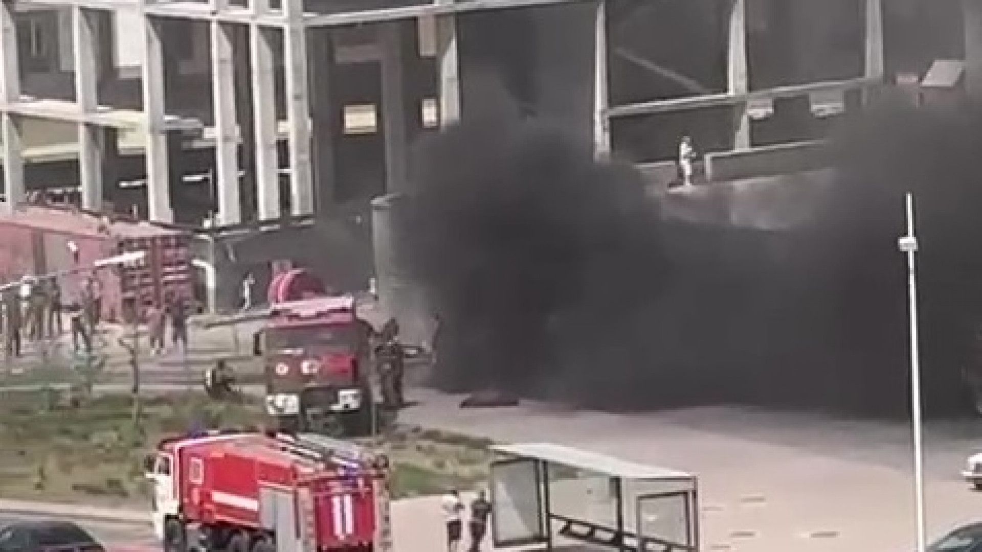 Шокирующие подробности пожара в ЖК: 6 авто сгорели!