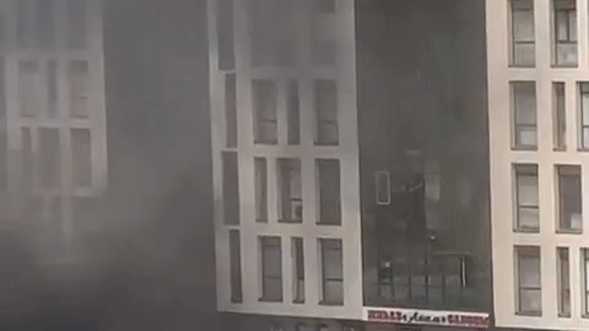 Шокирующий пожар в Астане: автомобиль на парковке виноват!