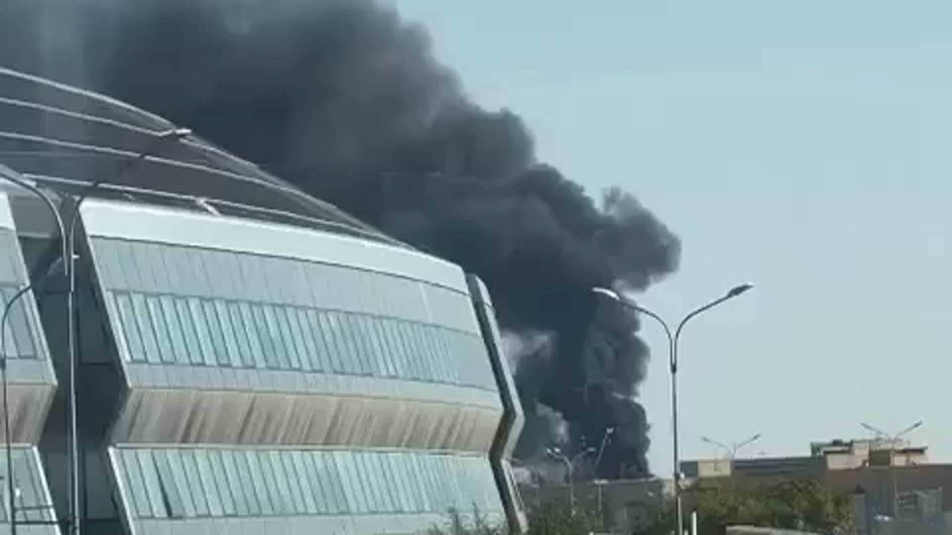 ШОК! Пожар в Астане: Здание на Мангилик Ел в пламени!