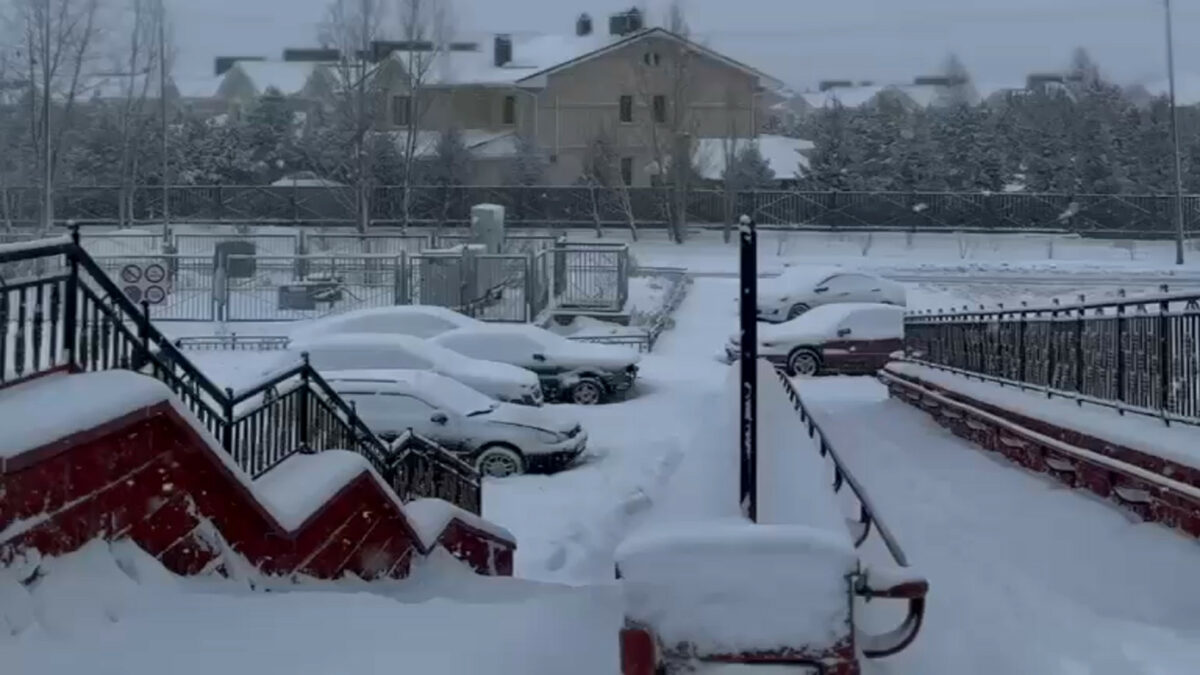 Шокирующие фото! Снежная буря в Астане оставила город в снежном плену!